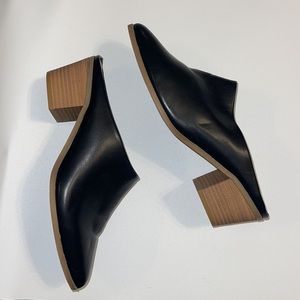 Universal Thread black mules size 8.5